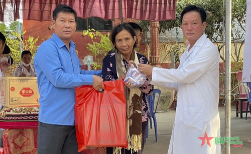 Đồng Tháp: Khám bệnh, cấp thuốc miễn phí cho hơn 1.000 người dân Campuchia
